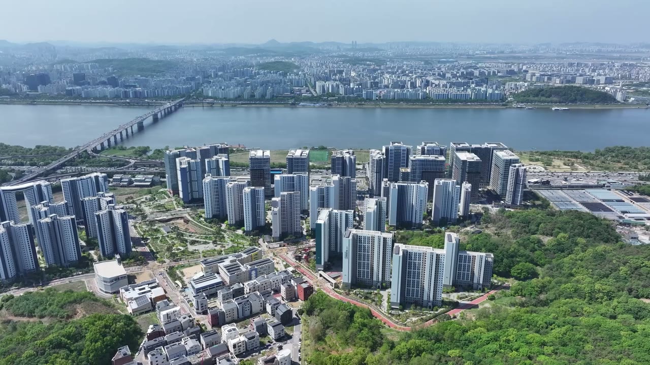 한강과 주변 도시가 함께 보이는 실제 항공 전경